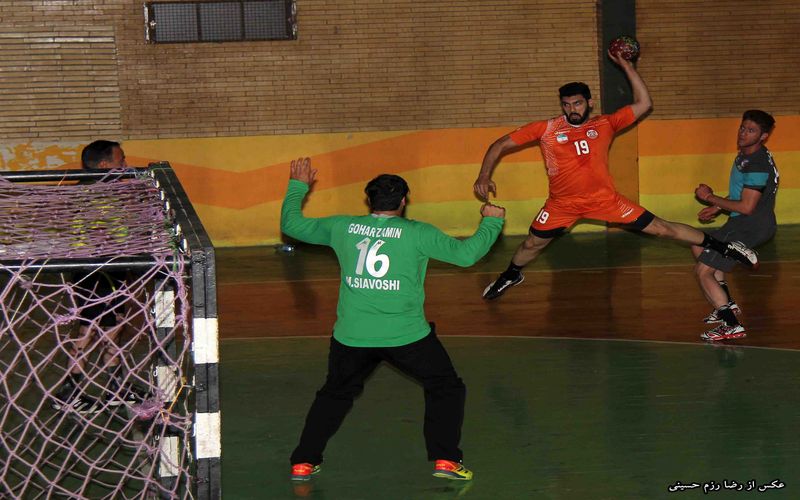 پیروزی نفس‌گیر هندبال مس و شکست بسکتبال لب ساحل