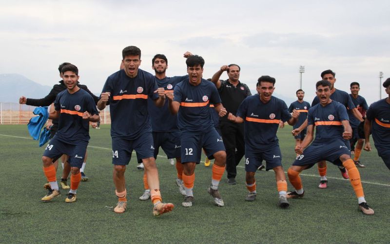 تیم فوتبال زیر 18 ساله های مس کرمان با کسب یک پیروزی شیرین و بسیار مهم برابر تیم ذوب آهن اصفهان، حالا در آخرین بازی فصل خود برای کسب نایب قهرمانی این فصل تلاش می کند.