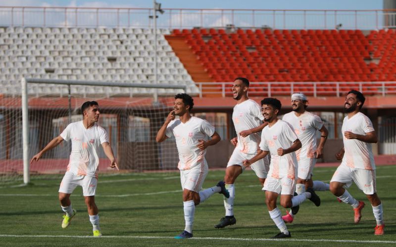 تیم فوتبال مس نوین در آخرین بازی نیم فصل اول خود در رقابت های لیگ دسته سوم فوتبال کشور موفق شد تیم تام یاسوج را در کرمان با دو گل علی حسین رضایی با نتیجه 2بر0 شکست دهد.