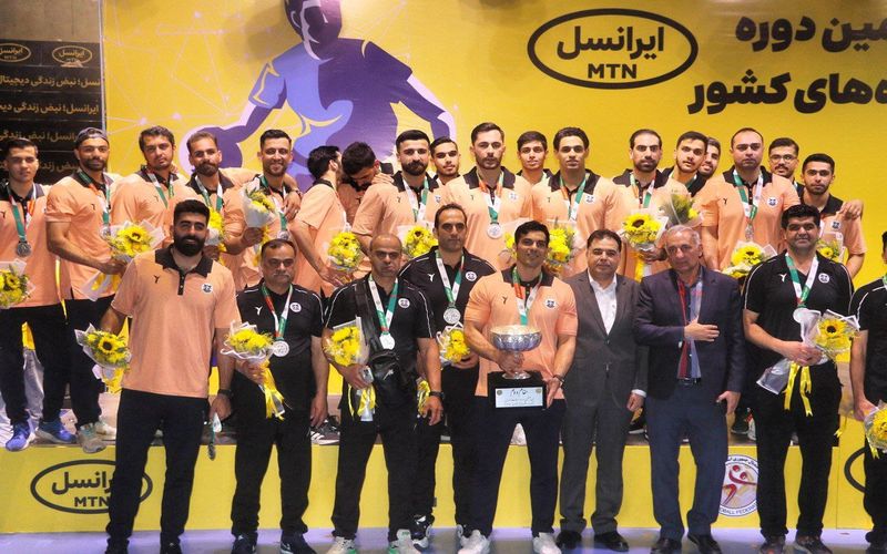 اهدای جام نایب قهرمانی لیگ برتر به هندبالیست های مس کرمان