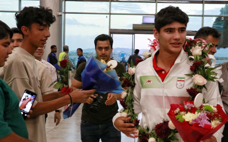 استقبال مقامات باشگاه مس کرمان از فرزان احمدی قهرمان بوکس خانواده این باشگاه