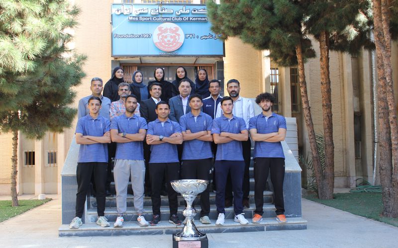 دیدار دونده های باشگاه مس کرمان با مدیرعامل و جایگیری کاپ سومی لیگ برتر در ویترین افتخارات باشگاه