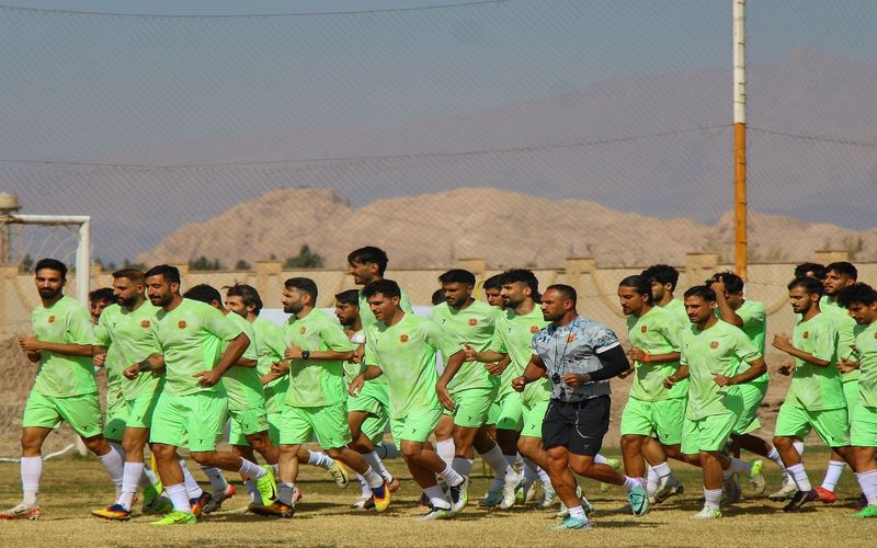 مس برای بازی با هوادار آماده می شود