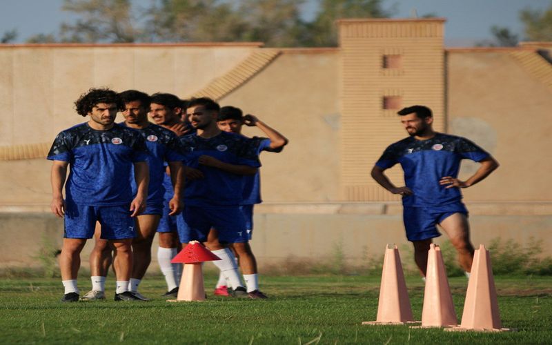 رد کردن مانع ها در تمرین برای عبور از حریفان در زمین 