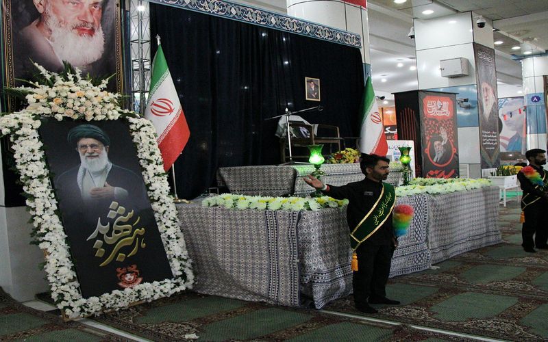 ادای احترام باشگاه مس کرمان به مقام شامخ رهبر مجاهد و شهید در مصلی کرمان