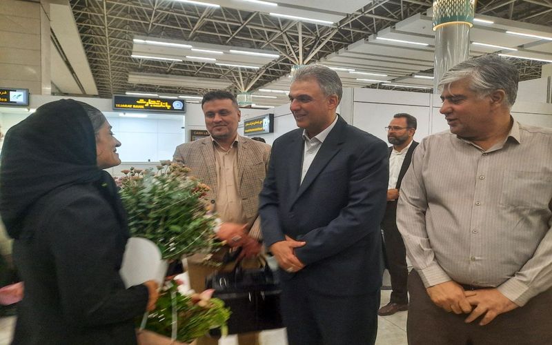 استقبال مدیرعامل باشگاه مس کرمان از سرمربی و اعضای تیم فوتبال دختران خاتون بم پس از موفقیت در مسابقات آسیایی