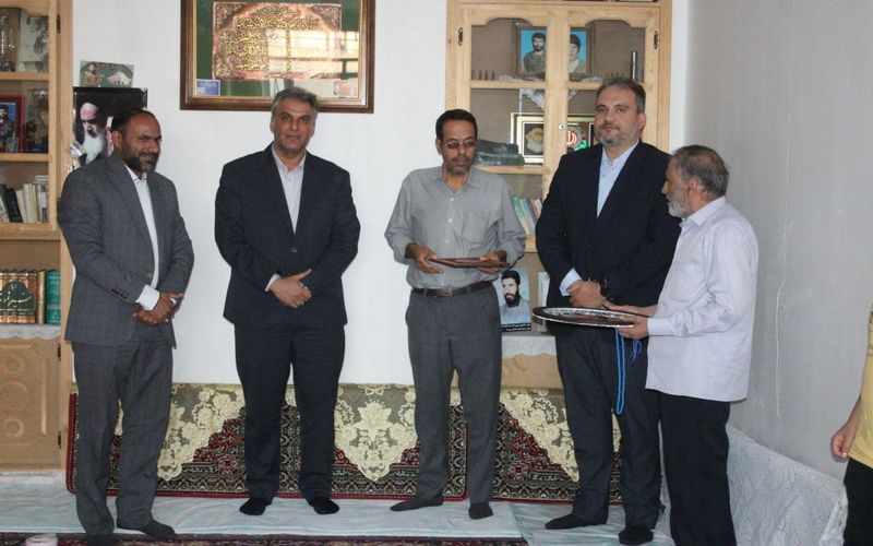 دیدار مدیریت باشگاه مس کرمان با خانواده شهید زنگی آبادی به مناسبت هفته دفاع مقدس